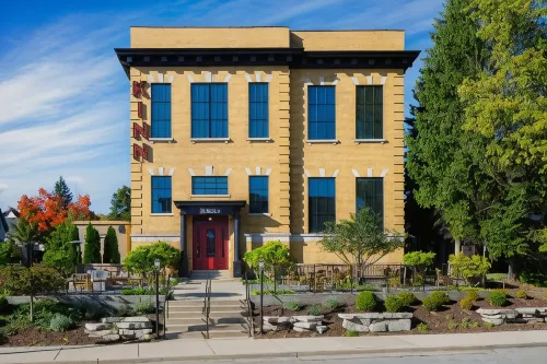 Kinn Guesthouse Bay View Hotels in Milwaukee