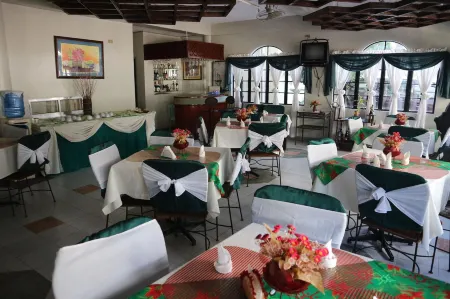 La Esperanza Hotel Отели рядом с достопримечательностью «Sampaguita Gardens»