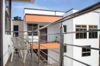 3 Bed Deluxe Apartment - Wifi Parking Aircon Hotels in Kwashieman