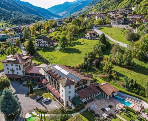 Boutique Hotel e Chalets Salvadori Hôtels à : Commezzadura