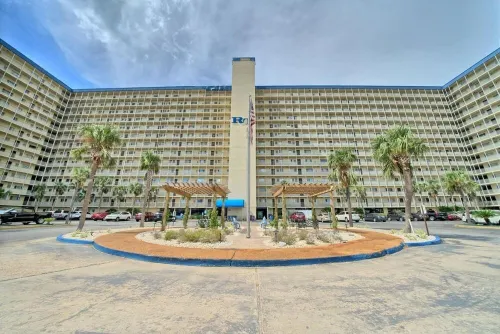 Beautiful Beach Front 2BR, 2BA, 3rd Floor Unit with lots of amenities