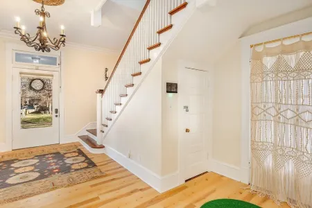 Spacious 4-bedroom house in enjoyable Shreveport with WiFi, AC