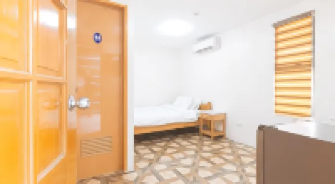 RedDoorz @ Alquiza Residences Parañaque