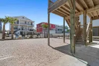 Carolina Skies Holden Beach.  3 Min Walk to Beach! Premier Host -Guest Favorite!