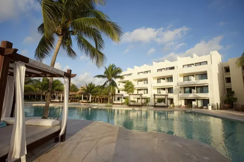 Akumal Bay Beach & Wellness Resort فنادق في اکومال