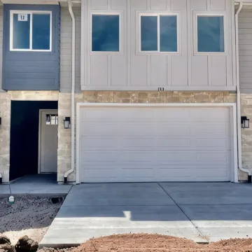 Most Spacious 2075 sq ft Paradise Townhome near Lake in heart of Garden City