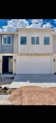 Most Spacious 2075 sq ft Paradise Townhome near Lake in heart of Garden City