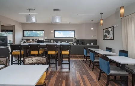 Best Western Travelers Rest/Greenville Отели рядом с достопримечательностью «White Rabbit Fine Arts Gallery»