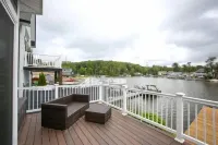 Charming Lake Home on Lake Hopatcong in a quiet cove bring a boat or Waverunner