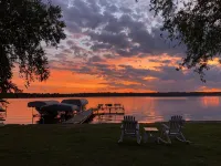 Sunset Cottage on Lake Wapogasset, Amery WI with Bunk Room, Hot Tub, AC, & more - Chalets