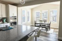Upgraded Cozy, Spacious Family Friendly Home - 4성급