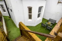 Coastal 1-Bed Apt w/ Free Gym, Parking & Garden - Kitchens