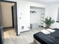 Charming 3- bedroom house with WiFi and AC in delightful Vancouver Hotels in Five Corners