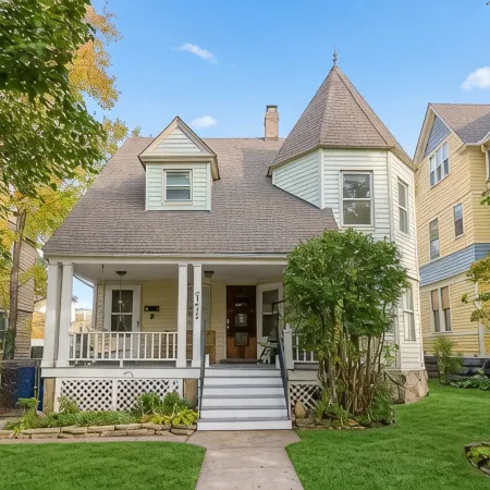 1BR Duplex w/ Projector, Full Kitchen and Comfort