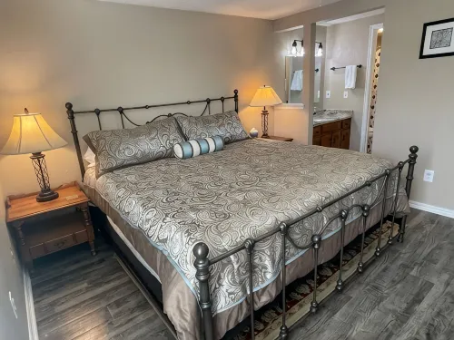 Aimee's Retreat on Robinson! Convenient to University of OK in Norman!
