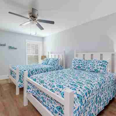 1 Wanderer Lane New luxury 7 bedroom house 100 yards from beach.  Large pool spa Rooms