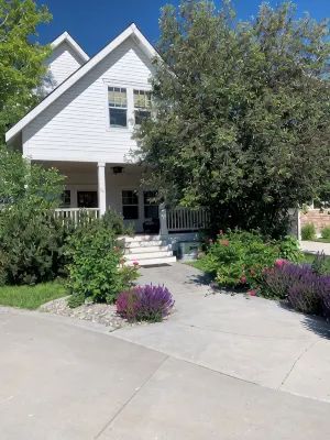 Amazing Four Season Modern Farmhouse with Mountain Views and Hot Tub - 4-Star