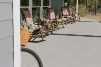 Farm stay with gorgeous view! Come stay at the Bird House on Nutbird Hill Farm. - Boutique