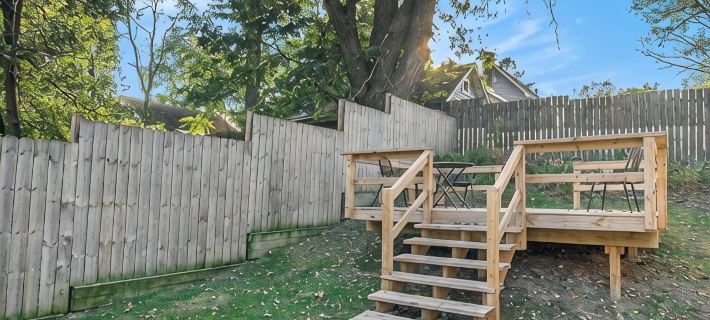 MSU Area, 65 Inch TV, Elevated Deck, Pets Welcome, Full Kitchen,  TV in Bedroom. Hotels in Lansing