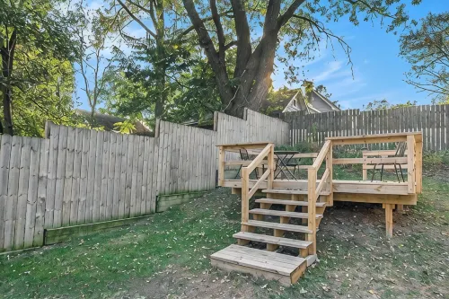 MSU Area, 65 Inch TV, Elevated Deck, Pets Welcome, Full Kitchen,  TV in Bedroom.