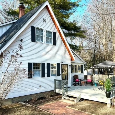 North Conway Adventure Hub! Walk to Shops & Dining. All New! Deck, Grill, Lawn