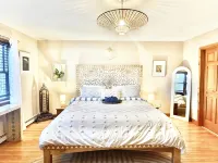 Enchanting Lake front chalet with backyard and fire pit. Dog friendly. Hotels in Kent