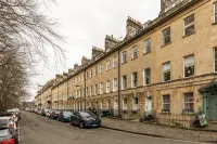 Elegant Georgian Flat in Historic Bath with Garden