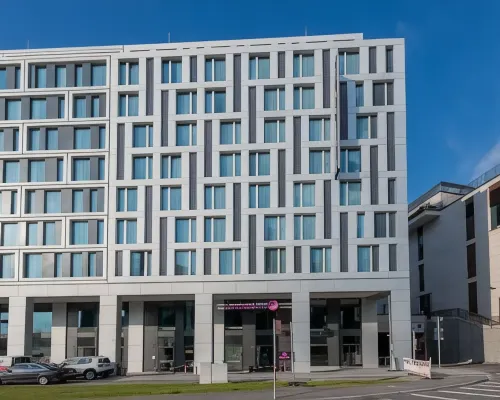 Premier Inn Stuttgart City Center Hotel โรงแรมใกล้ลีเดอร์ฮัลเลอ