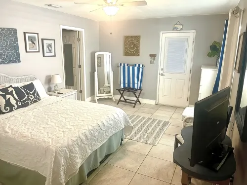 One Bedroom Apartment, One block from the beach BTR #2197 - Apartments