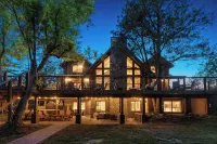 Luxury Verde River Lodge w/ Hot Tub, Pizza Oven, Game Room, Bar & Fire Pit - Chalets