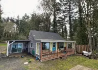 "Old Pine" Rustic Waterfront Cabin w/ Outdoor Tub #CabinVibes - balcony