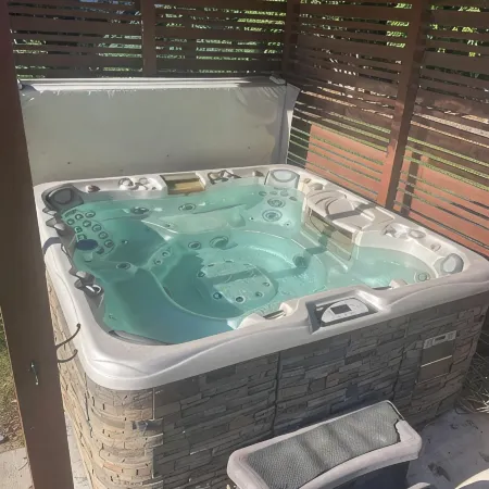3-bed/2 bath basement apt. in charming Midvale with AC, wifi, laundry & hot tub. Отели в г. Мидвейл