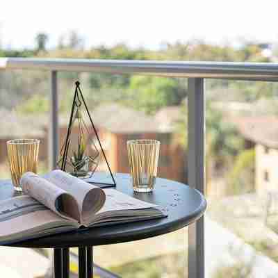 Bright & Airy 2BR Steps to Station & Westfield Others