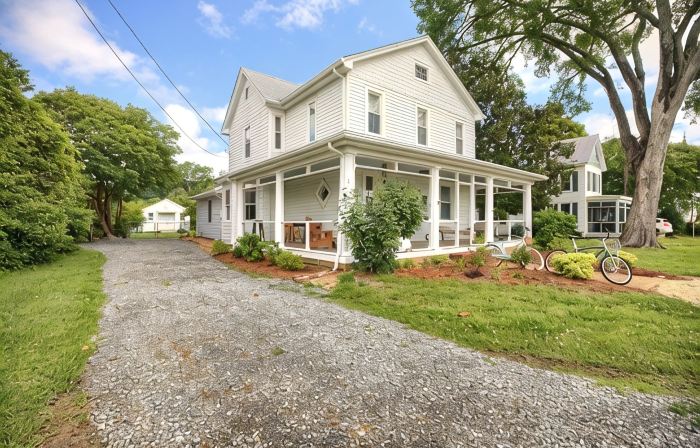 East River Views - Renovated 1905 House- 3 Bedrooms, 3.5 Baths