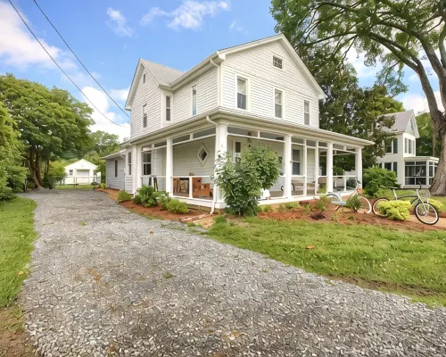 East River Views - Renovated 1905 House- 3 Bedrooms, 3.5 Baths Hotels in Mathews County
