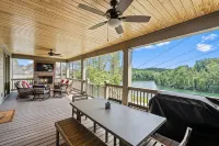 Charming Lakefront 4 Bedroom with bunk room on Lake Keowee with dock, sleeps 12 - 4-Star