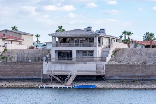 Riverfront Oasis Guest House, one bedroom with dock