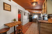 Charming Historic 2-bedroom house in Downtown Wimberley