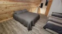 Modern Cozy Woman Lake Woodland Cabin, 24 acres, lakeshore, woodstove, AC, Wi-fi - Hytter