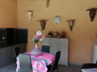 Charming independent studio in Martigues town center, swimming pool, spa Hotels in Martigues