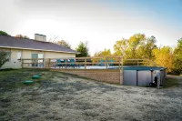 Private Country Home on 4 Acres, Open Space, Pool, Hot Tub, Gameroom, Pond