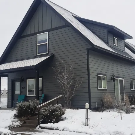 *Upscale & Downtown! Walk to Hot Springs & River!