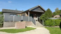 Buttercup lodge - sleeps 4/5 with hot tub & countryside views