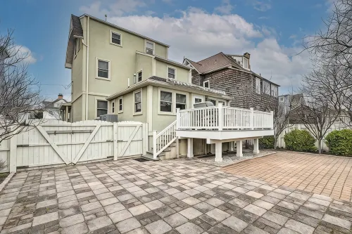 Beautiful Spacious Beach Home, Private Deck & Grill, 5-min to Beach w/ Badges - 4-Star