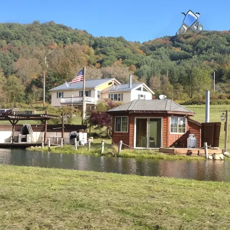 Family & Friends Retreat w/HotTub, Amazing Views, 5 big bedrooms & 14 acres