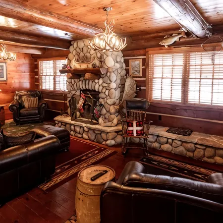 Cozy, Rustic Luxury Cabin on Round Lake, with all of the modern conveniences!