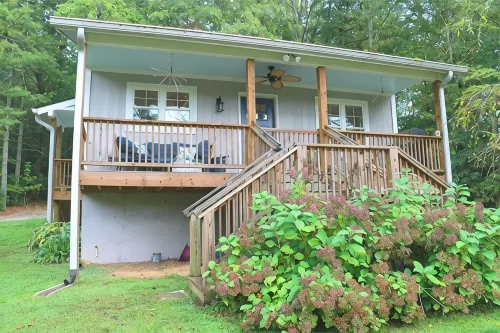 Shangri-La in Etowah:  a serene + cheerful cottage near Pisgah & DuPont Forests - Country Houses