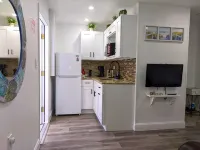 Summer Breezes Holiday: A Charming Suite Near Florida's Best Beaches - Wifi
