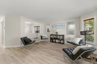 Your home away from home...recently renovated, sleeps 9-10! - WiFi