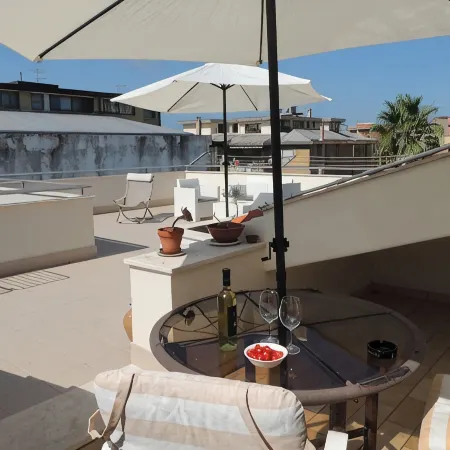 Top floor penthouse apartment with terrace in the historical center, 3 km from the beach